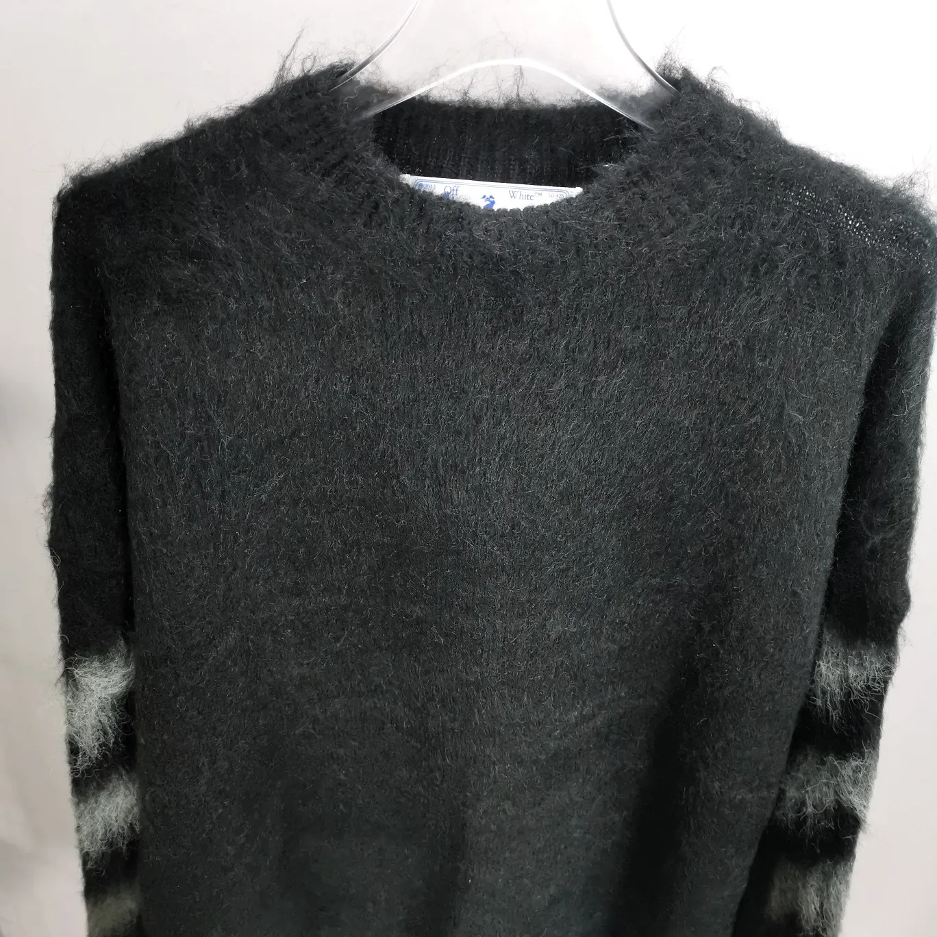 The new top tested version OFFWHITE (OW) Gradient Mohair Striped Arrow Sweater Hoodie Gradient Rendering Arrow Couple Knitted Sweater Mohair sweater OW will be released every year🛒 The same style and ever-changing colors, really no girl does not love it, it is super suitable for wearing under a down jacket in winter, and will not be bloated! If the lower body is missing, their favorite os version🙋🏻‍♀️ intuitively adds natural softness and fairy beauty effect, which is the best choice! The upper body is lightweight and does not weigh down the body while keeping warm. The sleeves and the gradient arrow parts on the back are repeatedly patterned until the gradient level is satisfied before large-scale products are released. The craftsmanship is extremely demanding. Each sweater is woolen at least ten times to give it a plush, thick feel and good fluffiness! ✅ Fabric composition: 50% mohair 32 spandex 18% wool, three-level anti-pilling Color: black and white gradient Sizes Mohair is lighter and softer, so be careful not to machine wash it, not machine washable! ! emphasize! !  ⚠️Hand wash with warm water and cold water P:440